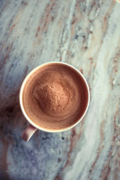 Taza de café de la mañana con leche en piedra de mármol plano laico, bebida caliente — Foto de Stock