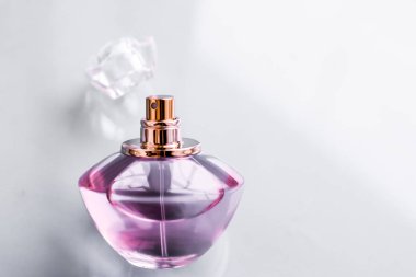 Parlak arka planda pembe parfüm şişesi, tatlı çiçek kokusu, gl