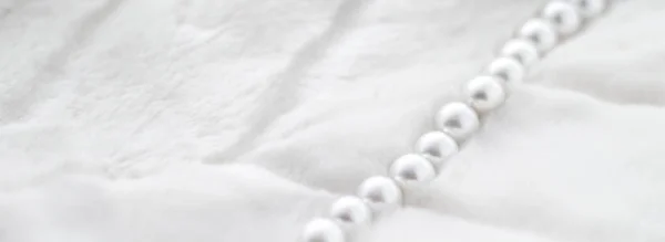 Winterurlaub Schmuck Mode, Perlenkette auf Pelzrücken — Stockfoto