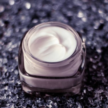 Parlak arka planda sağlıklı cilt için lüks yüz kremi, 