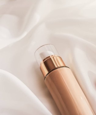 Tonal BB krem şişesi. Çıplak kayak için sıvı temel.