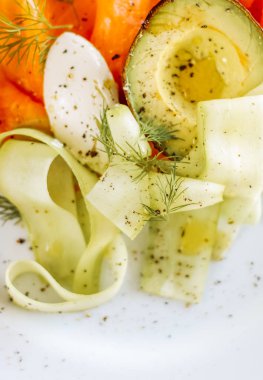 Avokado ve kremalı mascarpone peynirli taze somon salatası.