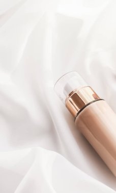 Tonal BB krem şişesi. Çıplak kayak için sıvı temel.