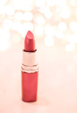 Gül sarısı, yeni yıl ve sevgililer gününde mercan ruju. 