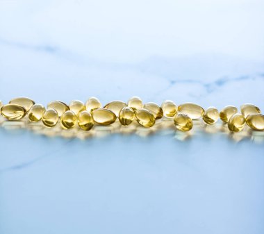 Sağlıklı beslenme için D vitamini ve Omega 3 hapları.