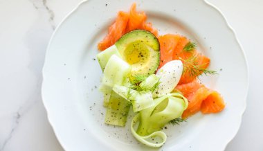 Avokado ve kremalı mascarpone peynirli taze somon salatası.