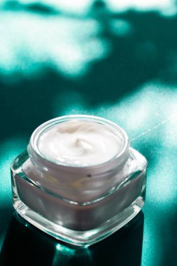 Hassas cilt için güzellik kremi, nemlendirici lüks kaplıca kooperatifi.