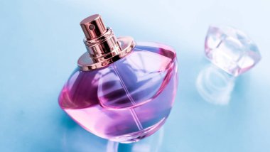 Parlak arka planda pembe parfüm şişesi, tatlı çiçek kokusu, gl