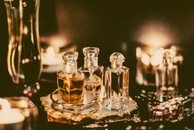 Parfüm şişeleri ve gece kaliteli koku, aroma kokusu, fra