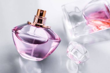 Parlak arka planda pembe parfüm şişesi, tatlı çiçek kokusu, gl