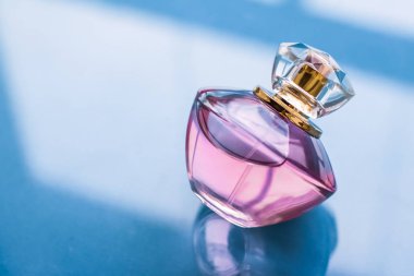 Parlak arka planda pembe parfüm şişesi, tatlı çiçek kokusu, gl