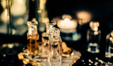 Parfüm şişeleri ve gece kaliteli koku, aroma kokusu, fra