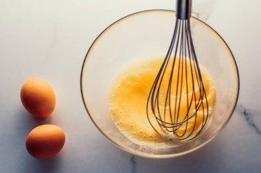 Ev yapımı yemek olarak mermer masada yumurta karıştırmak.