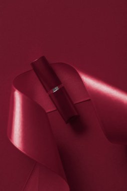 Şatafatlı ruj ve kestane rengi tatil arka planında ipek kurdele, anne.