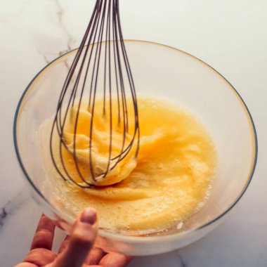 Ev yapımı yemek olarak mermer masada yumurta karıştırmak.