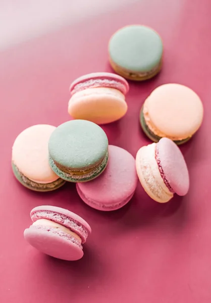 Macarrones franceses sobre fondo rosa pastel, café chic parisino d —  Fotos de Stock