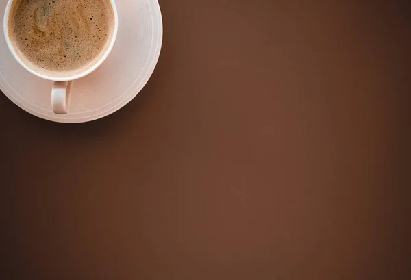 Tasse de café chaud comme boisson pour le petit déjeuner, tasses flatlay sur le dos brun — Photo