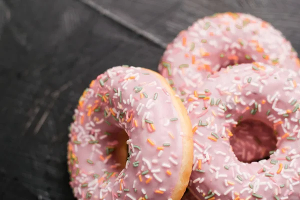 Milchbestreute Donuts, süßes Gebäck-Dessert auf rustikalem Holz — Stockfoto