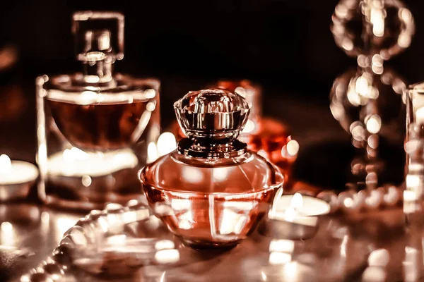 Butelka perfum i vintage zapach na stole próżności glamour w — Zdjęcie stockowe