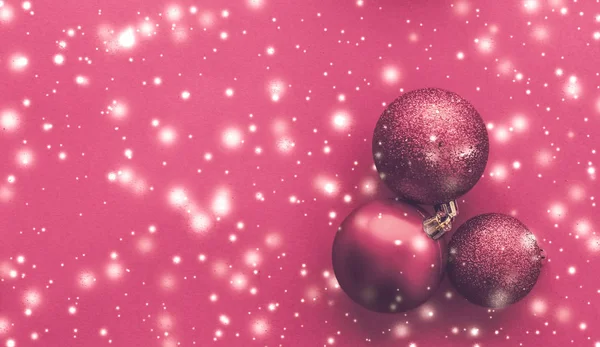 Natal bugigangas no fundo rosa com brilho de neve, luxo w — Fotografia de Stock