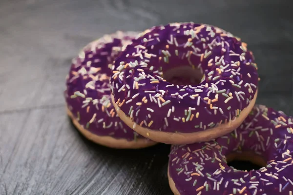 Milchbestreute Donuts, süßes Gebäck-Dessert auf rustikalem Holz — Stockfoto