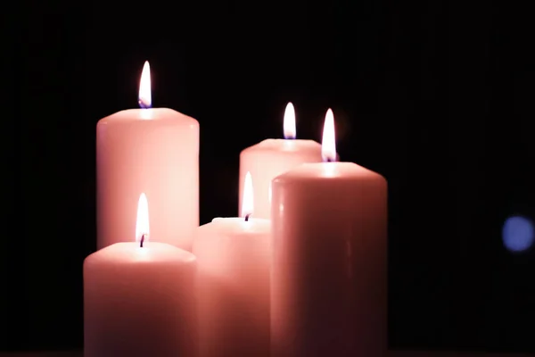 Aromatické růžové květinové svíčky nastavit v noci, Vánoce, Nový rok — Stock fotografie