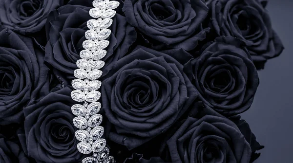 Розкішний діамантовий ювелірний браслет і чорні троянди квіти, любов гіт — стокове фото