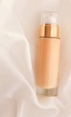 Tonal BB krem şişesi. Çıplak kayak için sıvı temel.