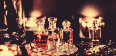 Parfüm şişeleri ve gece kaliteli koku, aroma kokusu, fra