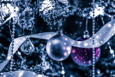 Festival olarak Noel ağacı süslemeleri, takılar, fiyonklar ve çelenkler