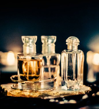 Parfüm şişeleri ve gece kaliteli koku, aroma kokusu, fra