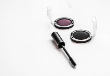 Göz farı, siyah kalem ve maskara mermer arka plan, göz farı.