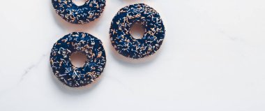 Şekerli çörekler, mermer masa B 'de tatlı tatlı tatlılar.