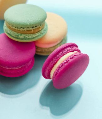 Mavi arka planda Fransız kurabiyeleri, Paris 'in şık cafe tatlıları.,