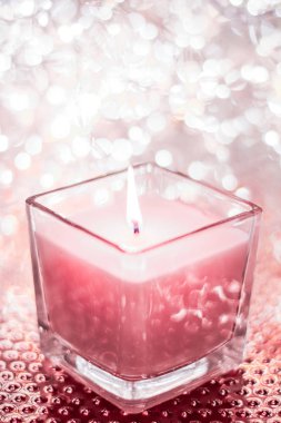 Noel 'de gül aromalı mum ve yeni yıl ışıltısı.