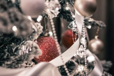 Festival olarak Noel ağacı süslemeleri, takılar, fiyonklar ve çelenkler