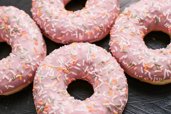 Donuts polvilhados fosco, sobremesa doce em madeira rústica — Fotografia de Stock