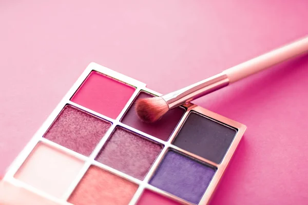 Paleta de sombra e pincel de maquiagem em fundo rosa, olho sombreado — Fotografia de Stock