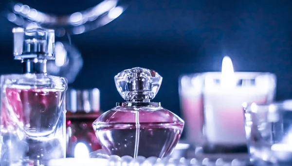 Flacone di profumo e fragranza vintage sul tavolo glamour vanity at — Foto Stock