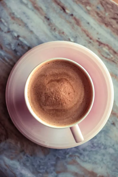 Morgon kaffekopp med mjölk på marmor sten platt låg, varm dryck — Stockfoto