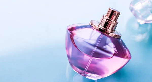 Bottiglia di profumo rosa su sfondo lucido, dolce profumo floreale, gl — Foto Stock