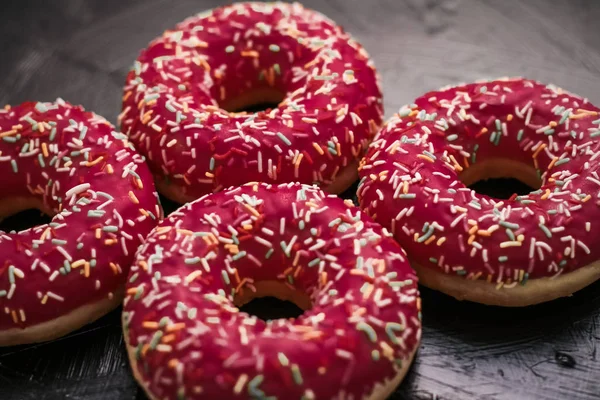 Milchbestreute Donuts, süßes Gebäck-Dessert auf rustikalem Holz — Stockfoto