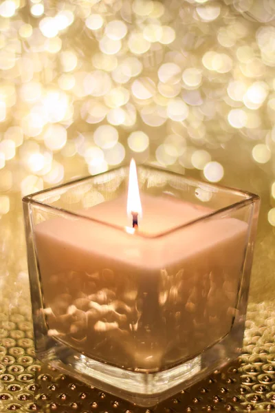 Świeca aromatyczna na złote Boże Narodzenie i Nowy Rok brokat backgr — Zdjęcie stockowe