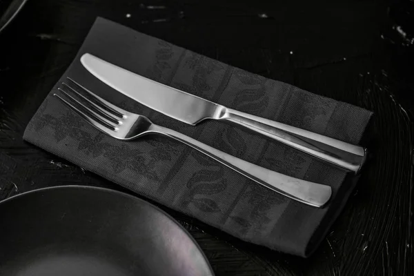 Κενό επιτραπέζια σκεύη με μαύρη πετσέτα, τρόφιμα styling επίστρωση στηρίγματα, d — Φωτογραφία Αρχείου
