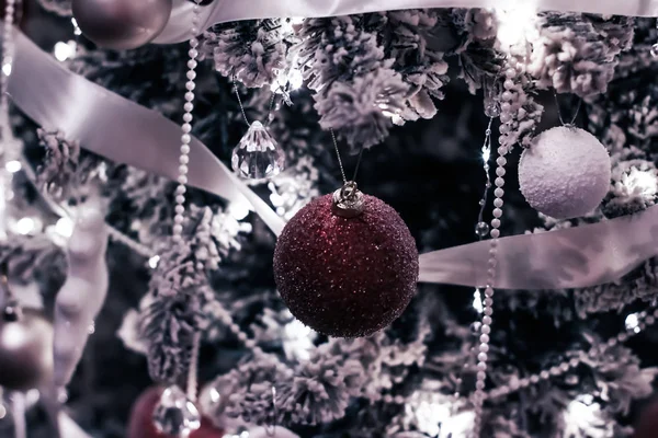 Рождественские елки украшения, безделушки, луки и гирлянды, как праздник — стоковое фото