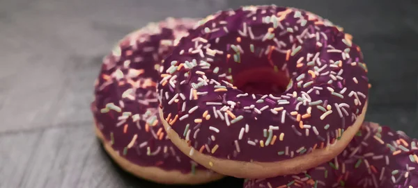 Donuts polvilhados fosco, sobremesa doce em madeira rústica — Fotografia de Stock