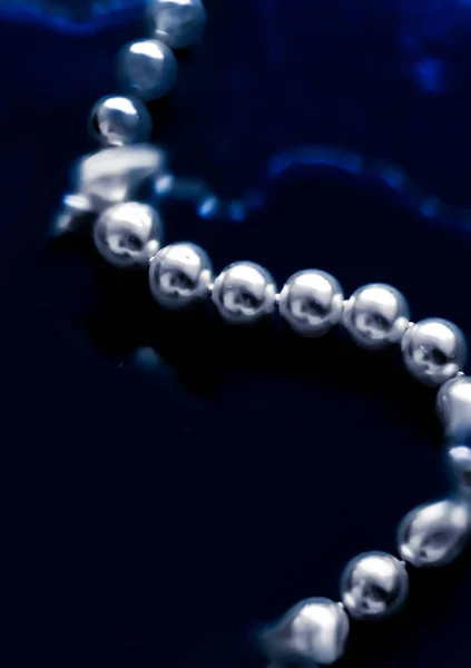 Coastal jewellery fashion, pearl necklace under blue water backg — Stock Photo, Image