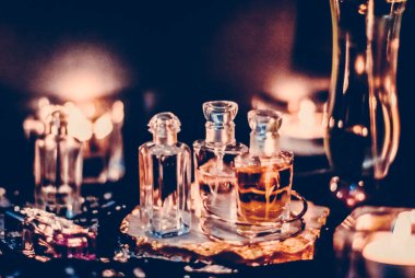 Parfüm şişeleri ve gece kaliteli koku, aroma kokusu, fra