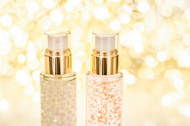 Tatil makyaj jeli, serum emülsiyonu, losyon şişesi ve altın.