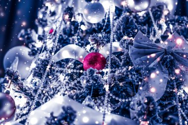 Festival olarak Noel ağacı süslemeleri, takılar, fiyonklar ve çelenkler